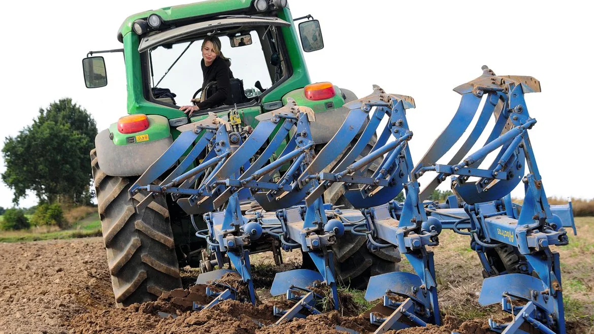 Frau auf dem Schlepper. Foto: Landpixel